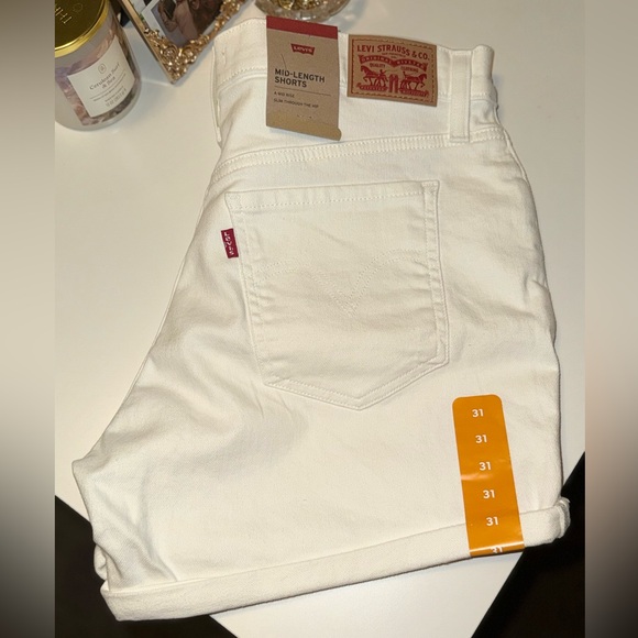Levi's White Jean Shorts with Raw Hem and Mid-Thigh Length - Picture 4 of 8